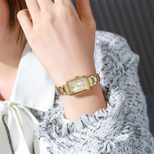 Reloj dorado rectangular para mujer